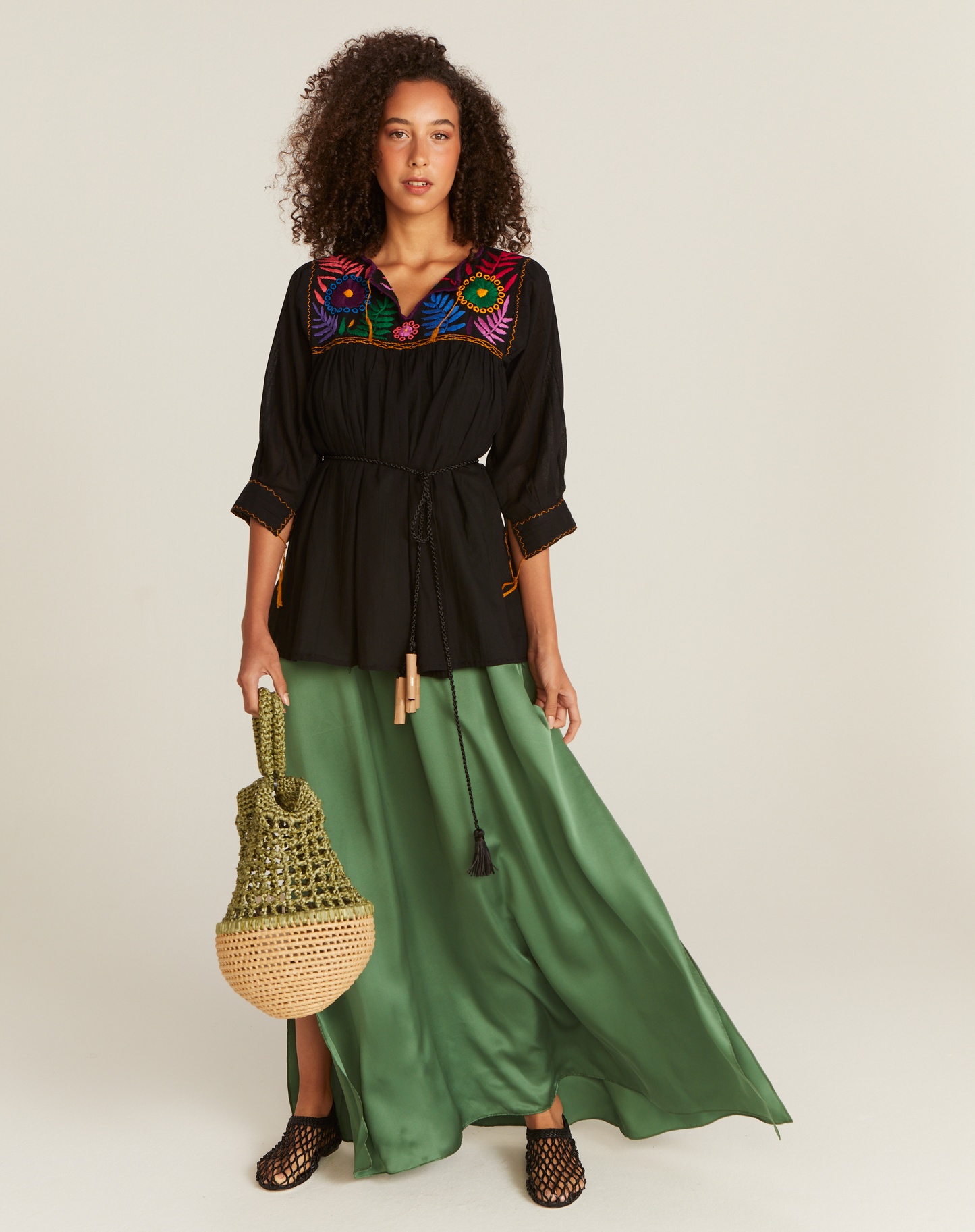 Blusa Bata Bordado Colorido México Preta