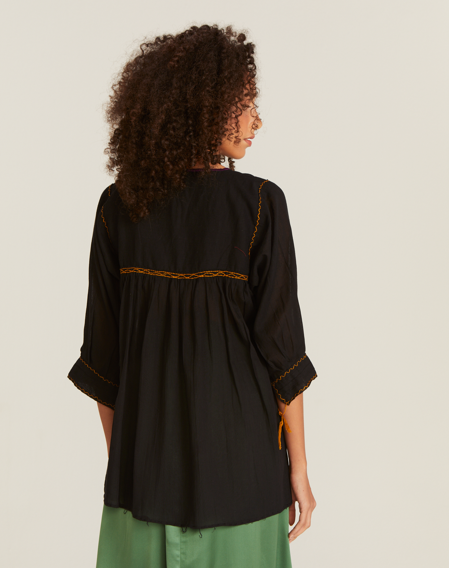 Blusa Bata Bordado Colorido México Preta