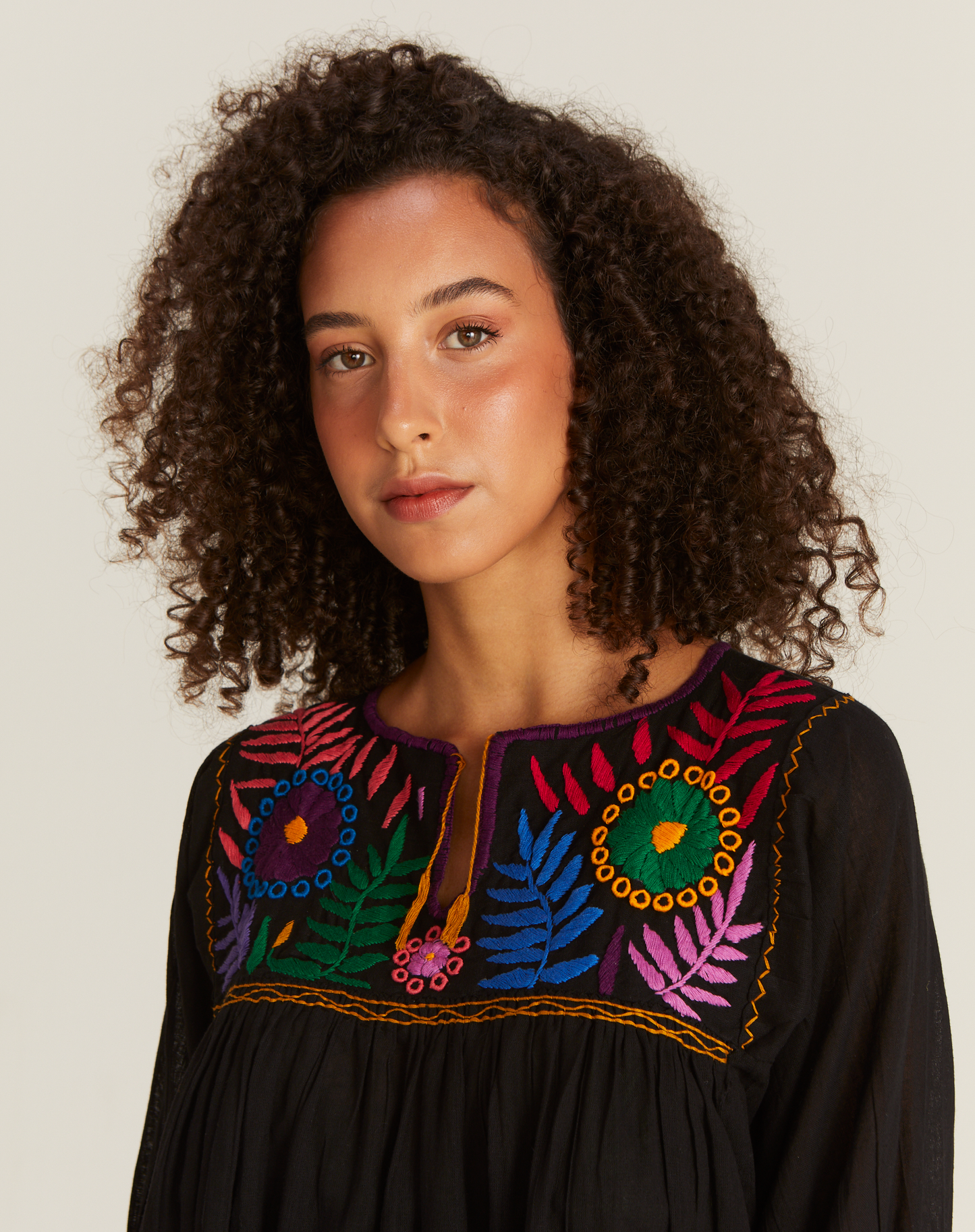 Blusa Bata Bordado Colorido México Preta